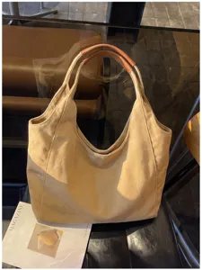 Grosse kapazitaet freizeit segeltuch tasche mit braunen ledergriffen, minimalistischer stil.