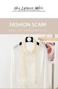 Gefalteter dünner langer Schal im Detail, elegantes Stoffdesign für Herbst und Winter.