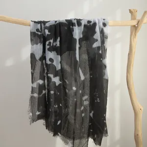 Zwart witte tie dye katoenen sjaal detail, lichtgewicht artistieke omslagdoek.