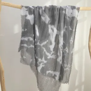 Grijs witte aquarel batik katoenen lange sjaal omslagdoek franjes op houten rek detail