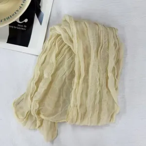 Bufanda larga arrugada en color beige, de gasa ligera con diseño plisado estrecho para mujeres.