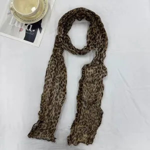 Bufanda larga transparente arrugada con estampado de leopardo elegante accesorio mujer