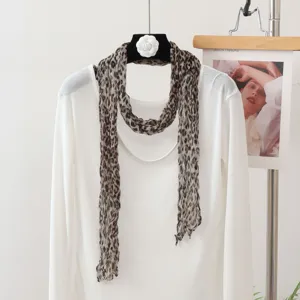 Nahaufnahme des plissierten schmalen Leopardenmuster-Schals, ideal für stylische Layering.