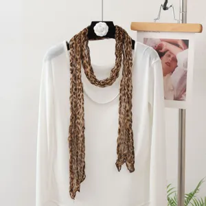Leopardenmuster Plissierter Schal mit schmalem Twist Design, elegantes leichtes Accessoire Damen.