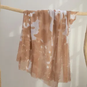 Bruine en witte tie-dye katoenen sjaal, elegante lange sjaal en hoofddoek voor dames.