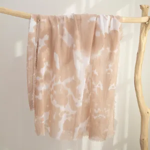 Beige tie-dye katoenen sjaal voor dames, lichtgewicht lange omslagdoek en stijlvolle hoofddoek.
