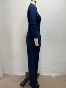 Vista laterale dettagliata dell'elegante camicia blu scuro con colletto e pantaloni.