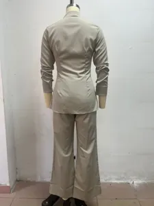 Elegante completo a due pezzi camicia a maniche lunghe collo alto e pantaloni larghi.