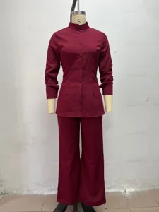 Elegante camicia bordeaux con collo a listino e pantaloni larghi set vista dettaglio.