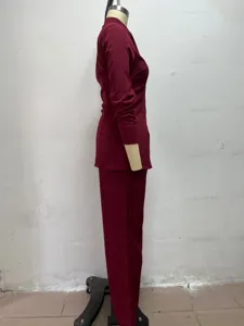 Vista laterale di un set coordinato bordeaux con camicia a collo alto e pantaloni ampi.
