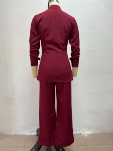 Completo da donna due pezzi con camicia collo a mandarino e pantaloni larghi bordeaux