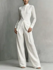 Completo elegante da donna con camicia a maniche lunghe e pantaloni larghi in lino.