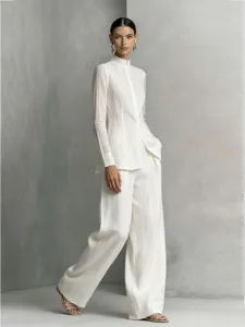 Completo due pezzi bianco in stile francese minimalista con camicetta a collo alto e pantaloni.