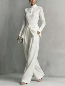 Vista dettagliata che mostra l'elegante camicia con collo a mandarino e pantaloni.
