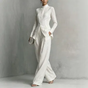 Set coordinato minimalista bianco con camicia a collo coreano e pantaloni lunghi.