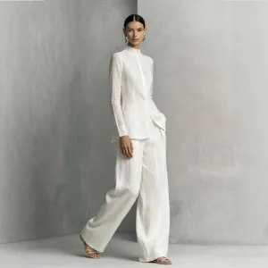 Set camicia bianca maniche lunghe e pantaloni larghi minimalista per donna elegante.