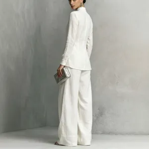 Elegante completo bianco stile lino con camicia a collo alto e pantaloni larghi da donna