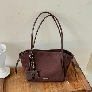 Sac cabas marron en daim pour femme, grand sac epaule decontracte avec charm elephant.