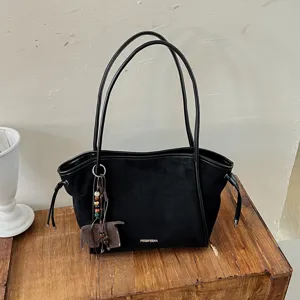 Sac à épaule minimaliste noir pour femmes, cabas vintage de travail avec charm éléphant.