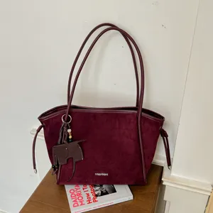Grand sac cabas epaule en suede bordeaux avec charmant pendentif elephant chic et elegant