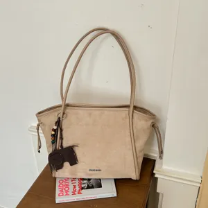 Vue détail cabas minimaliste effet suédine, grand sac porté épaule décontracté avec charm éléphant.