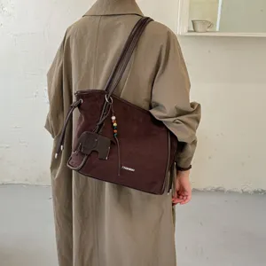 Sac cabas en daim marron pour femme, grand sac bandoulière rétro avec charm éléphant.
