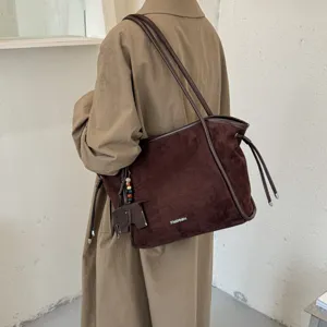 Vue détaillée du grand sac cabas en daim marron, style rétro minimaliste pour les loisirs.