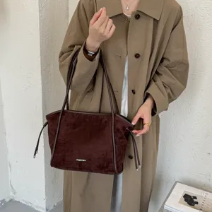 Sac cabas bandoulière rétro minimaliste en suédine pour femme, grand format casual.