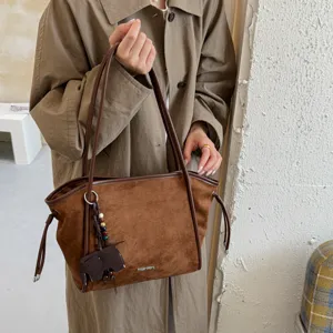 Sac cabas vintage en daim marron, grande capacite sac epaule quotidien avec joli charm elephant.