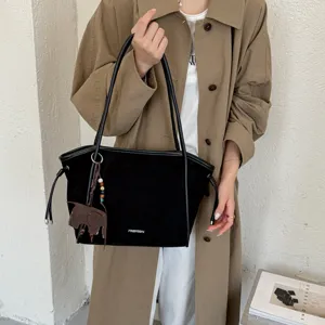 Grand sac cabas noir en suédine pour femme, sac porté épaule vintage avec charm éléphant chic.
