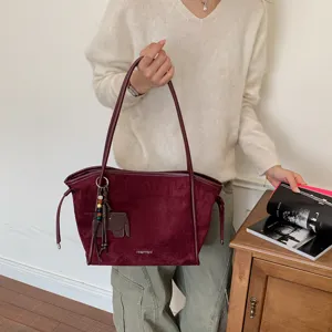 Sac à épaule en suédine bordeaux, grand cabas avec charm éléphant pour usage quotidien.