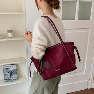 Sac cabas en suédine bourgogne pour femme, grand sac porté épaule élégant avec pendentif.