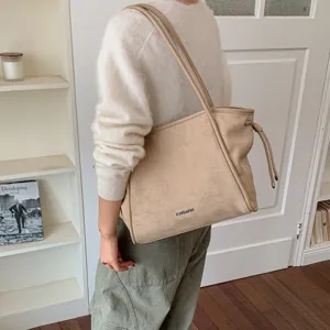 Vue détaillée du sac cabas décontracté en suédine beige pour femme, grand sac bandoulière.