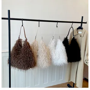 Détail de sac à épaule duveteux en fausse fourrure douce, coloris multiples disponibles.