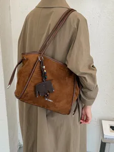 Sac cabas en suédine marron vintage pour femme, grand sac porté épaule élégant et pratique.