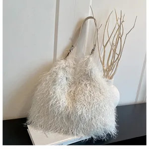 Sac à bandoulière duveteux en fausse fourrure pour femmes, élégant sac hivers chic.
