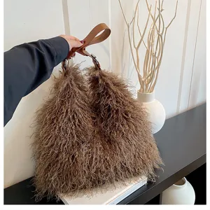 Sac à main duveteux marron pour femme, élégant sac porté épaule hiver douillet chic.
