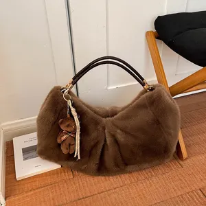 Bolso de hombro de felpa marron vista detallada, con material suave y bonito colgante.