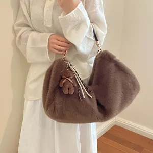 Bonito bolso de hombro de felpa para mujer, gran bolso hobo suave y esponjoso con colgante