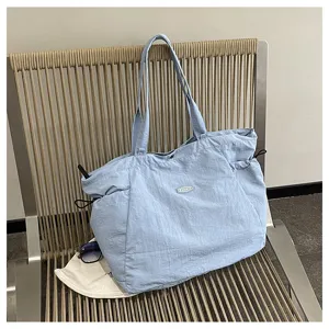 Λεπτομερής όψη της κομψής casual τσάντας tote, της υφής και της μπροστινής ετικέτας της.