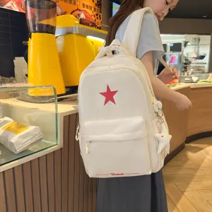 Stylischer weißer Schulrucksack mit rotem Stern, großer Freizeitrucksack für Damen und Jugend.