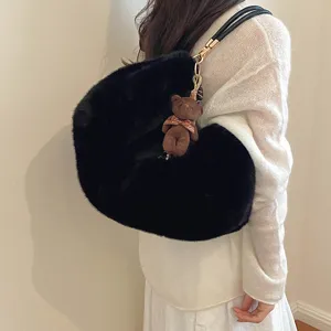 Bolso de hombro de peluche negro de moda con lindo colgante de oso, gran capacidad, bolso de invierno.