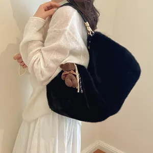 Bolso de hombro de felpa negra para mujer, bolsa de invierno esponjosa con colgante de osito.