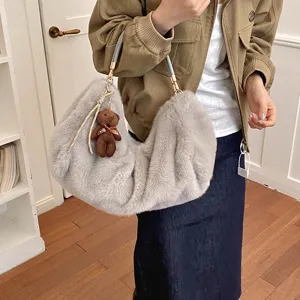 Bolso de hombro de felpa gris para mujer, bolso de mano suave con colgante de osito tierno