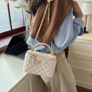 Bolso de hombro acolchado elegante con correa de cadena y asa dorada para mujer chic.