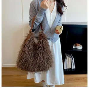 Vue détaillée du sac porté épaule duveteux pour femme automne hiver, sac à main en peluche.