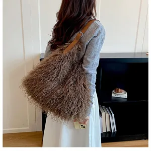 Sac a bandouliere chic en peluche duveteuse pour femme, sac a main hiver mode tendance chic.