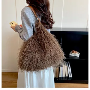 Vue détaillée du sac porté épaule pelucheux femme hiver, sac à main doux et tendance.