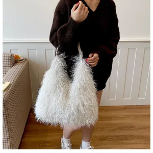 Vue détaillée du sac bandoulière moelleux blanc tendance pour femme, texture douce, automne.