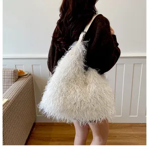 Vue détaillée du sac porté épaule hobo duveteux blanc, montrant sa texture douce et sa.